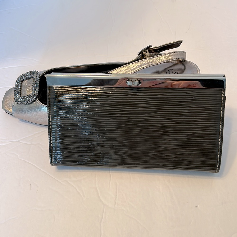Free matching clutch! J. Renee silver metallic pumps. Size 9M - Picture 11 of 11
